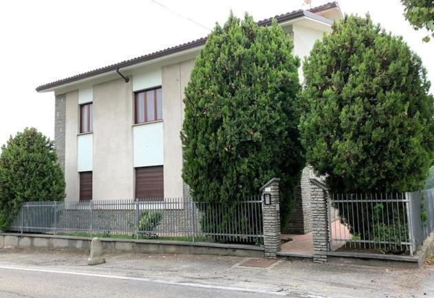 Casa Dusat In Accogliente Edificio Nel Centro Di Monforte Monforte dʼAlba Extérieur photo